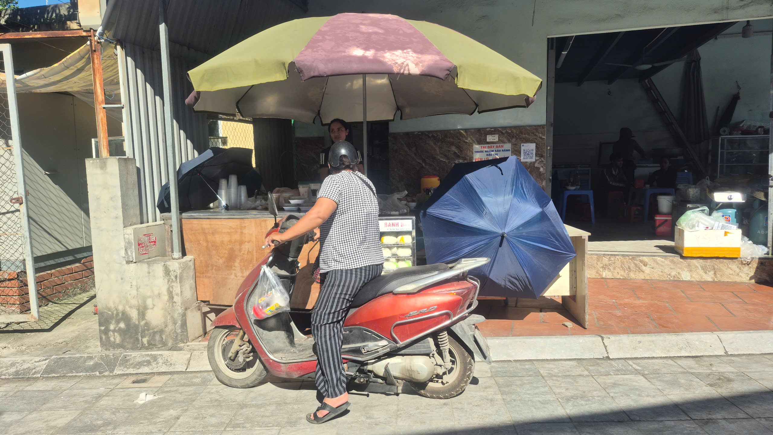 Ngoài trời bỏng rát hơn 40 độ C, người lao động nhọc nhằn mưu sinh