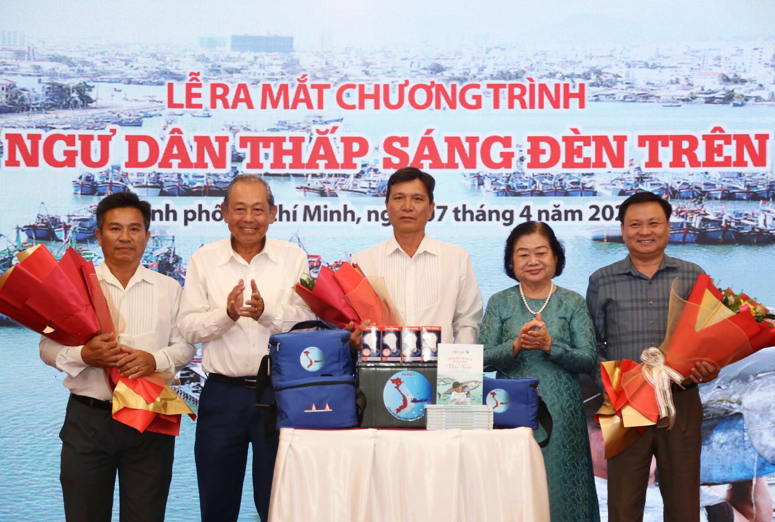 Chùm ảnh: Lễ ra mắt chương trình 'Cùng ngư dân thắp sáng đèn trên biển'