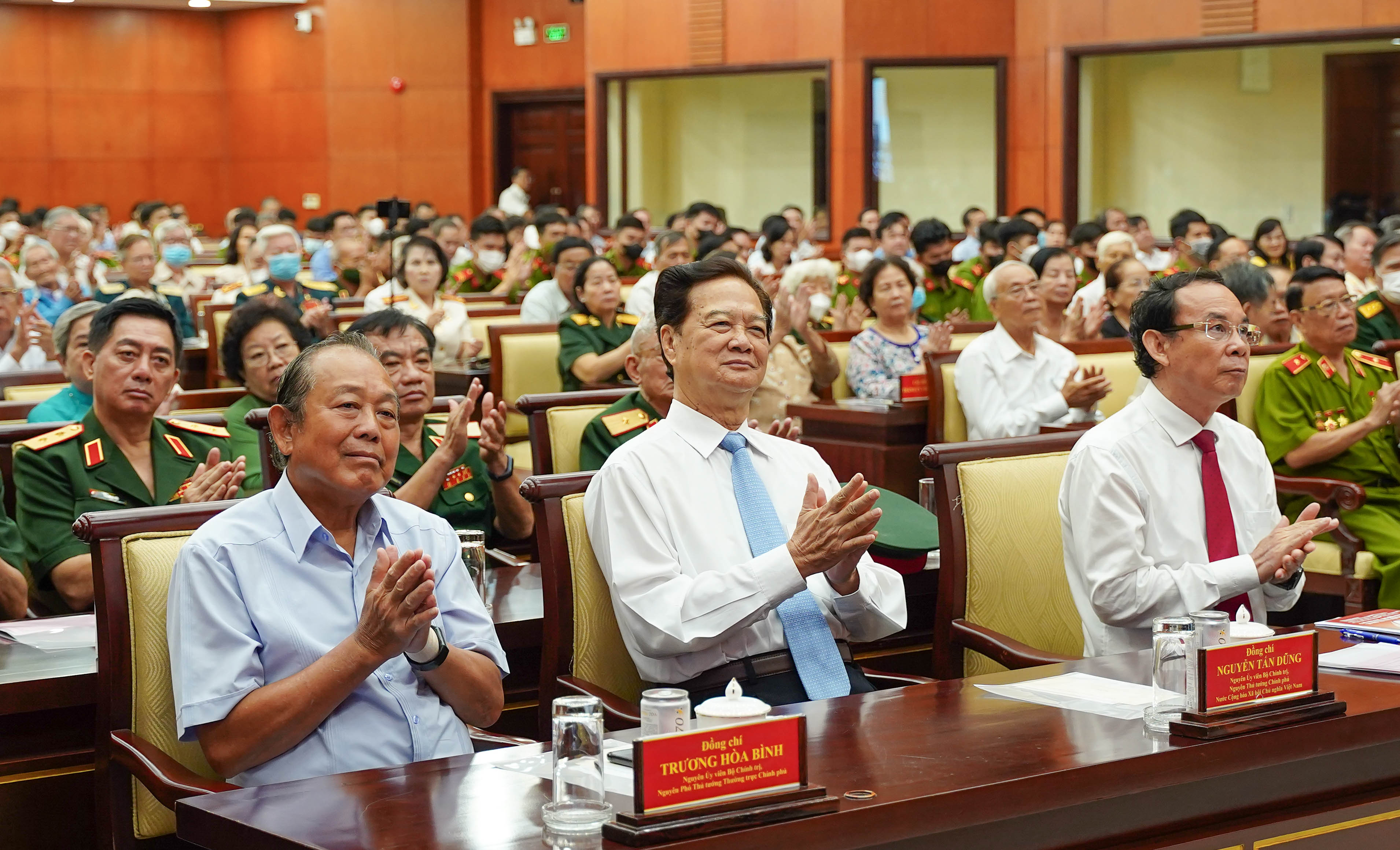 Các đại biểu tham dự buổi họp mặt