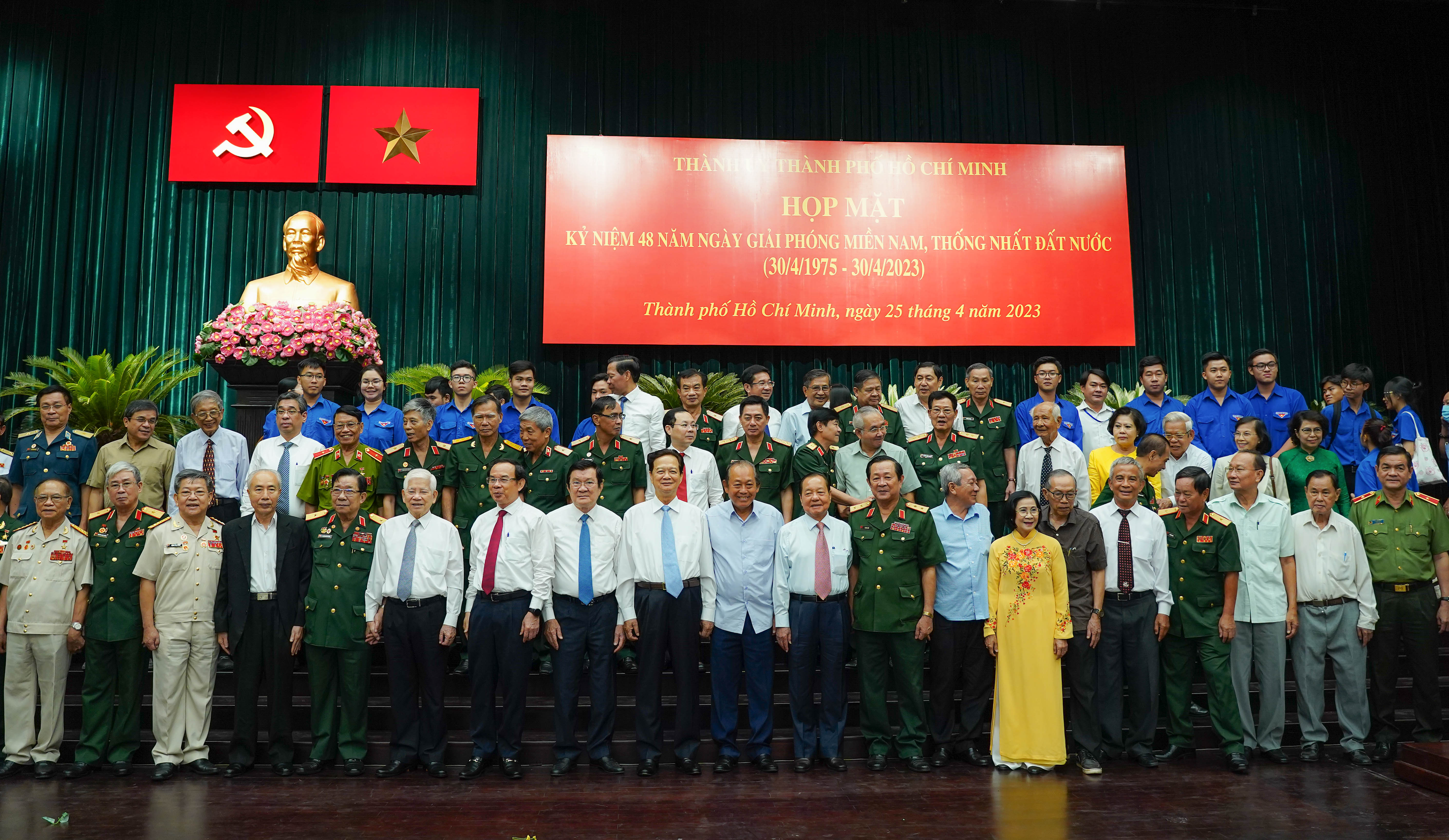 Các đại biểu chụp hình lưu niệm tại buổi họp mặt
