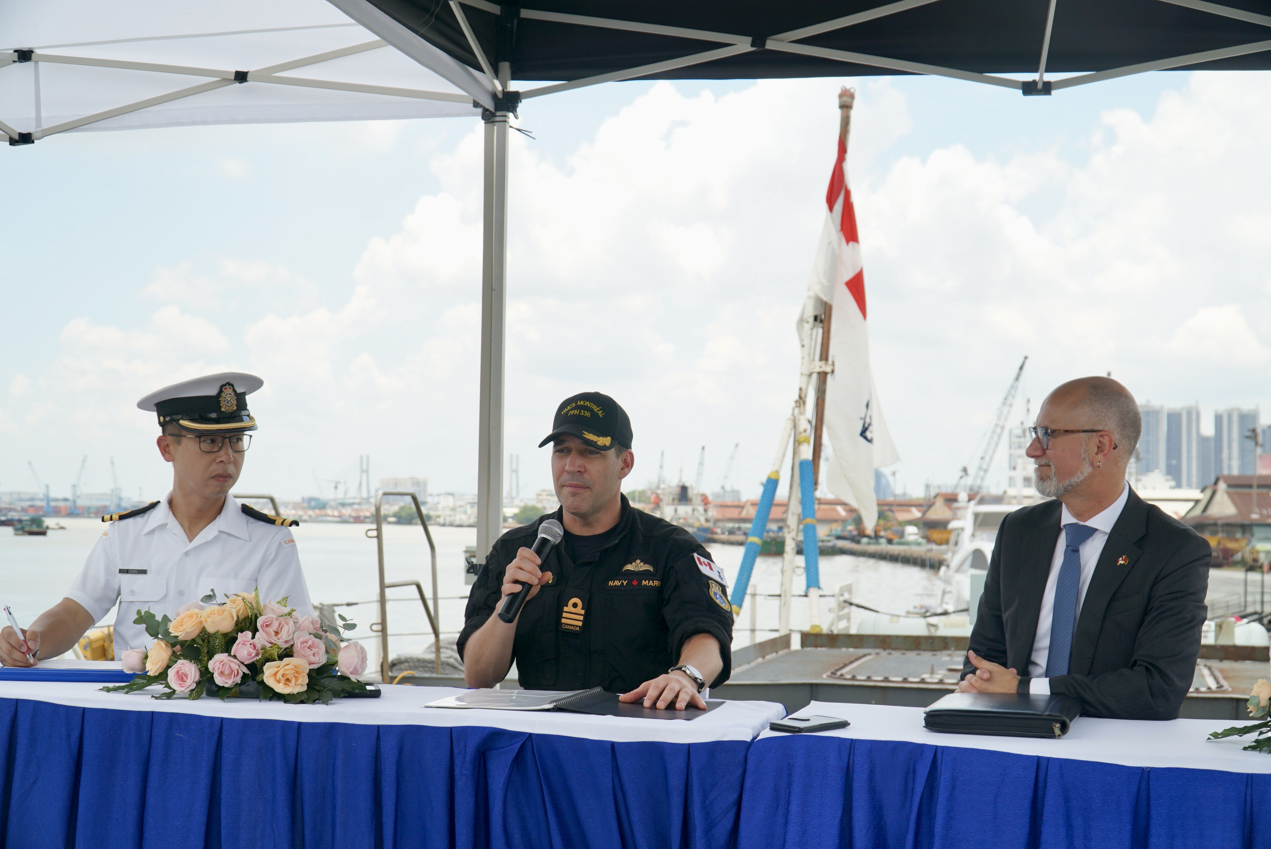 tau-hai-quan-hoang-gia-canada-montrea-10.JPG