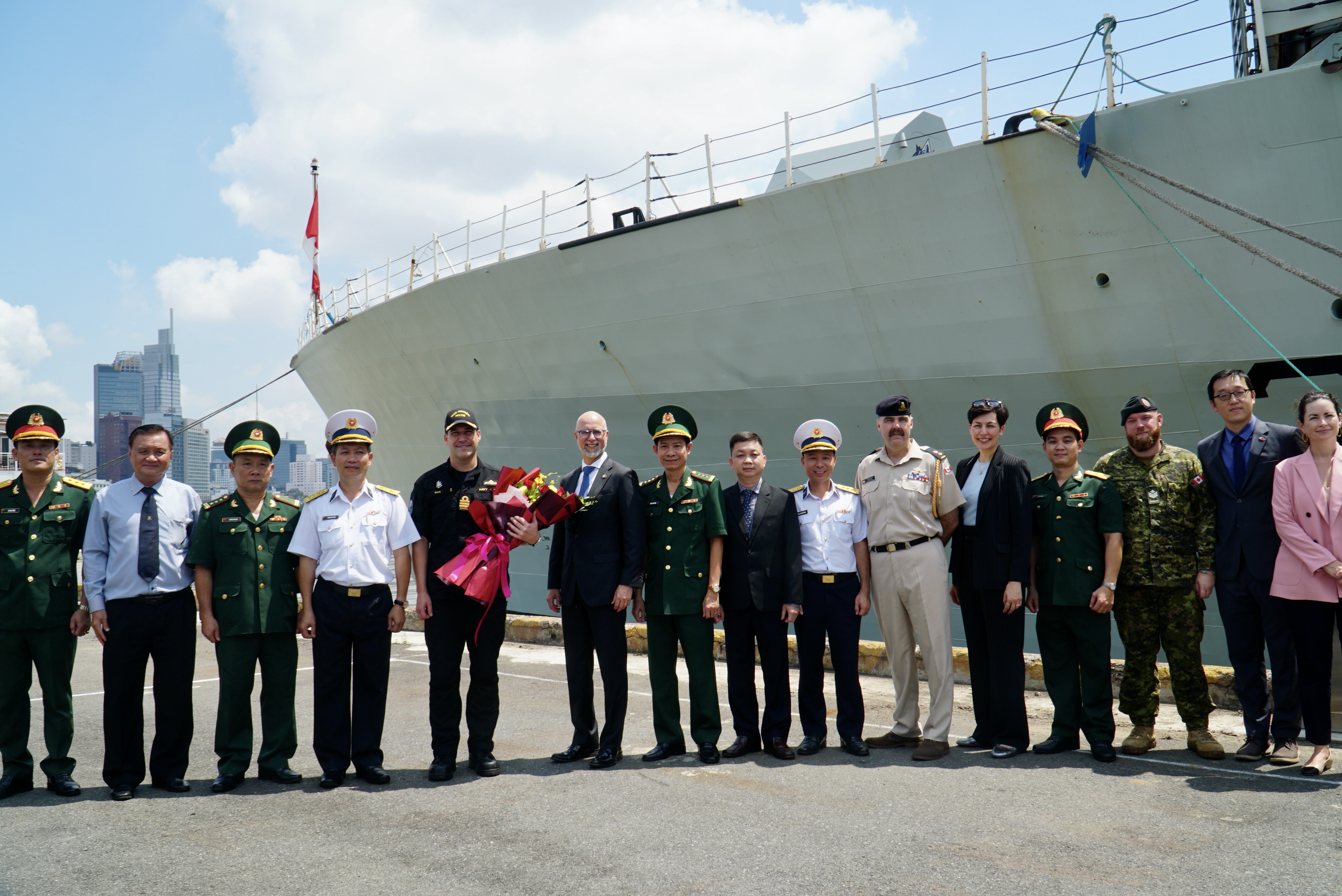tau-hai-quan-hoang-gia-canada-montrea-2.JPG