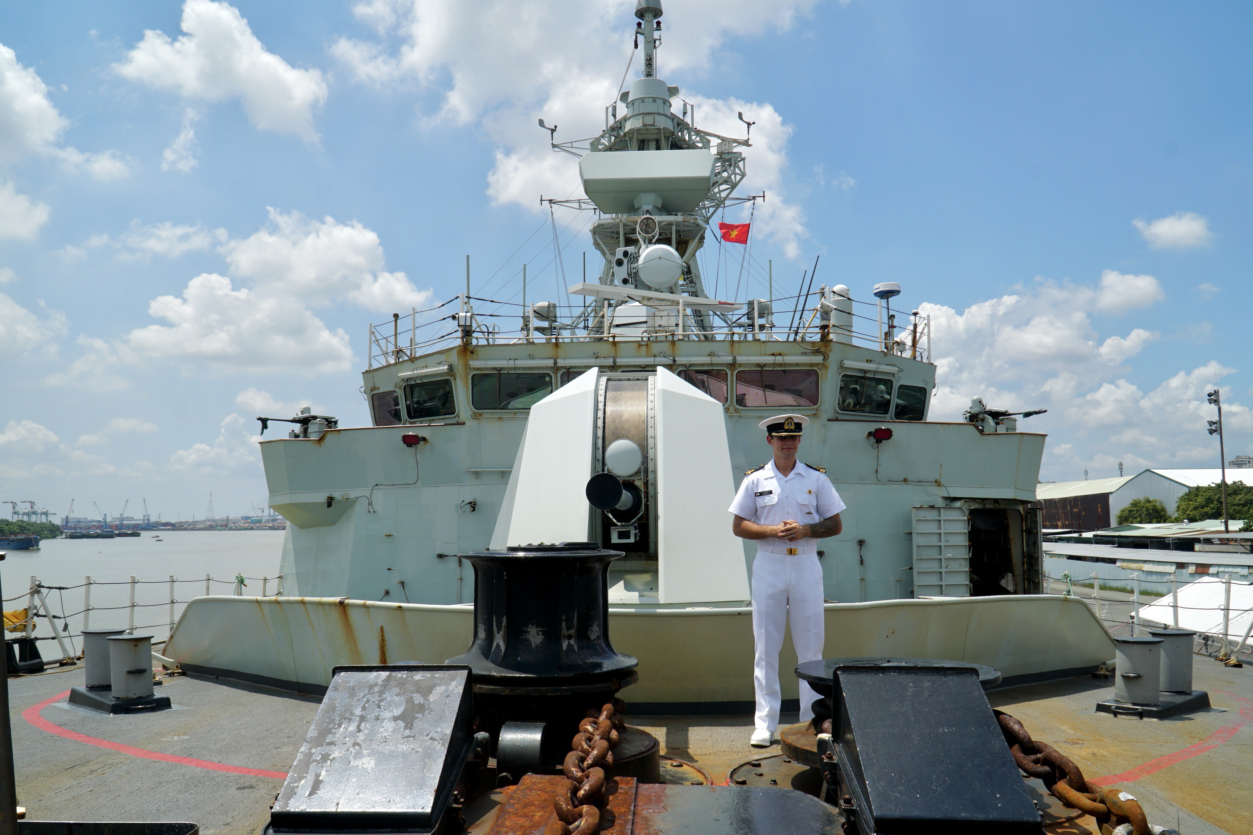 tau-hai-quan-hoang-gia-canada-montrea-6.JPG