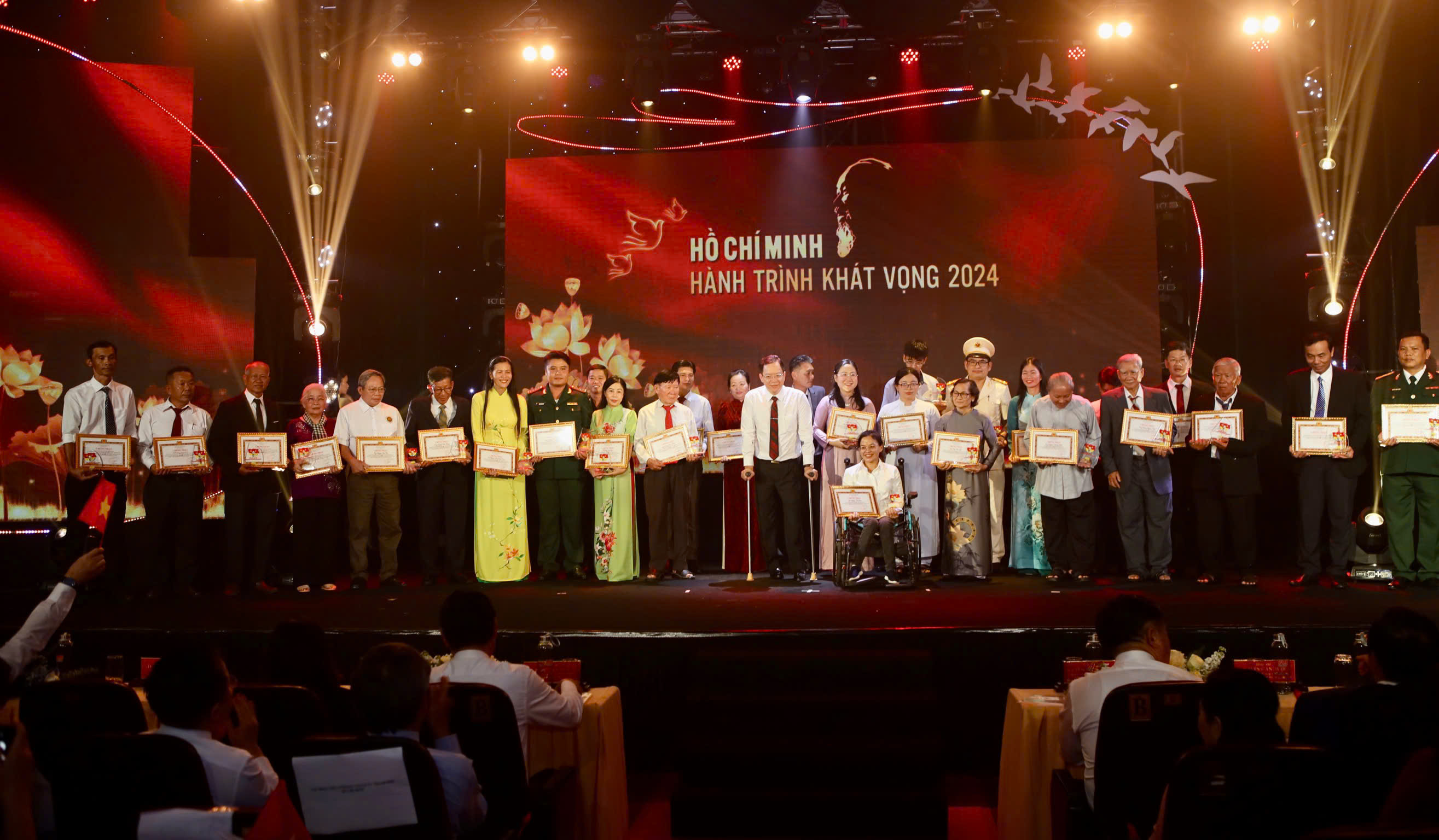 phong-cach-ho-chi-minh-10.jpg phong cách Hồ Chí Minh