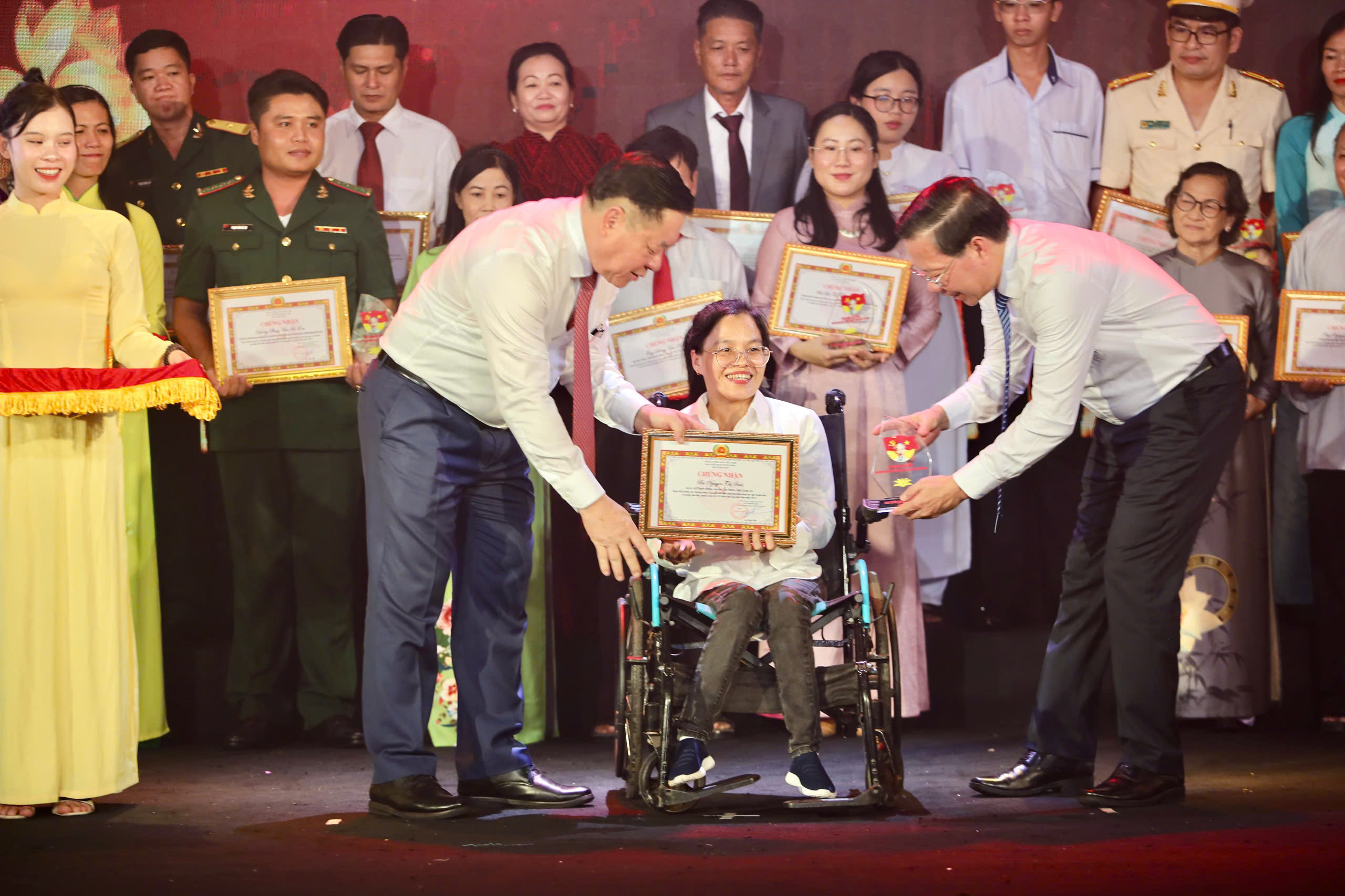 phong-cach-ho-chi-minh-5.jpg