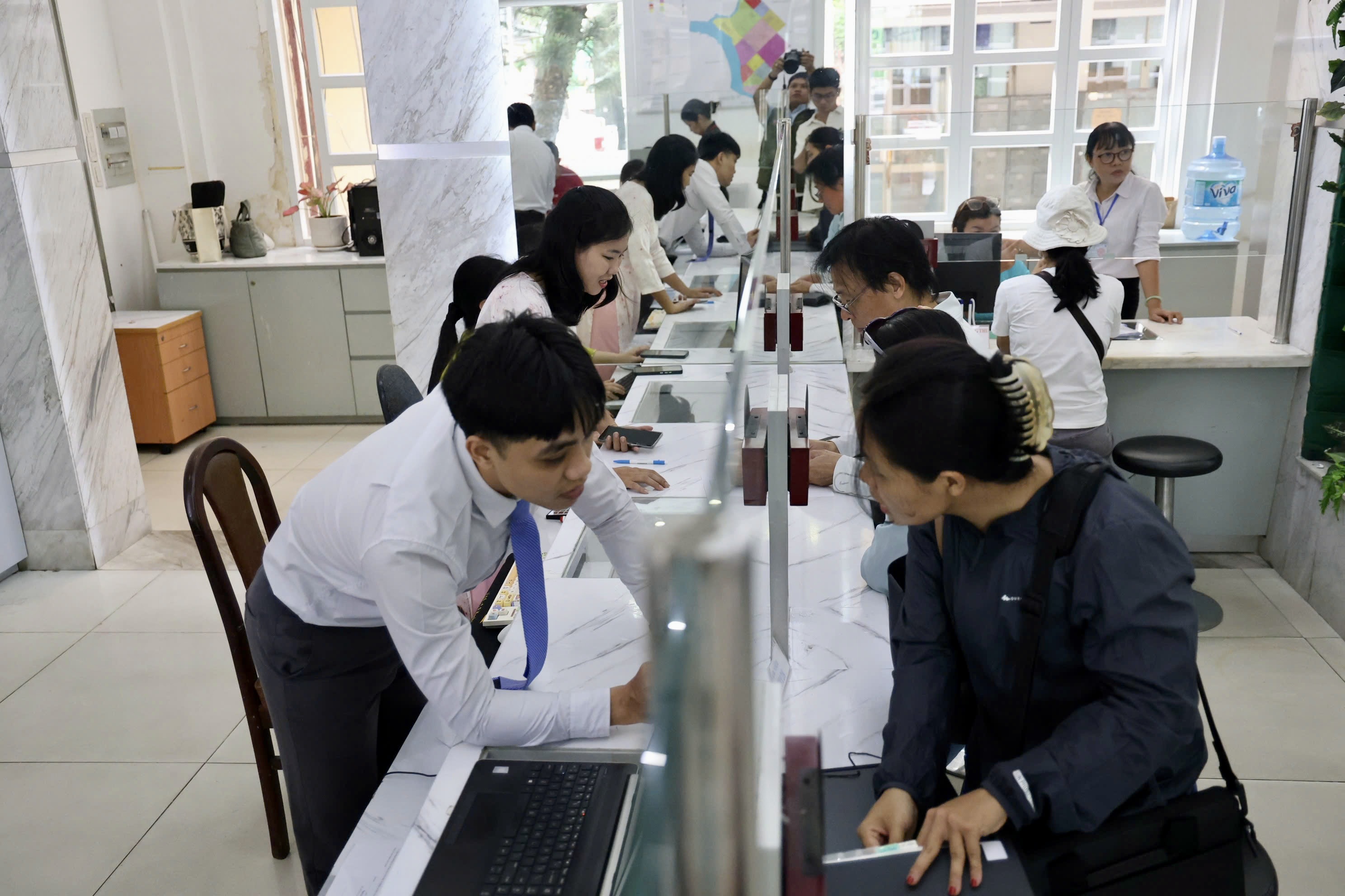 ngay-dau-lam-viec-13.jpg Ngày đầu làm việc tại các phường mới TP.HCM: Cán bộ sẳn sàng, người dân hài lòng