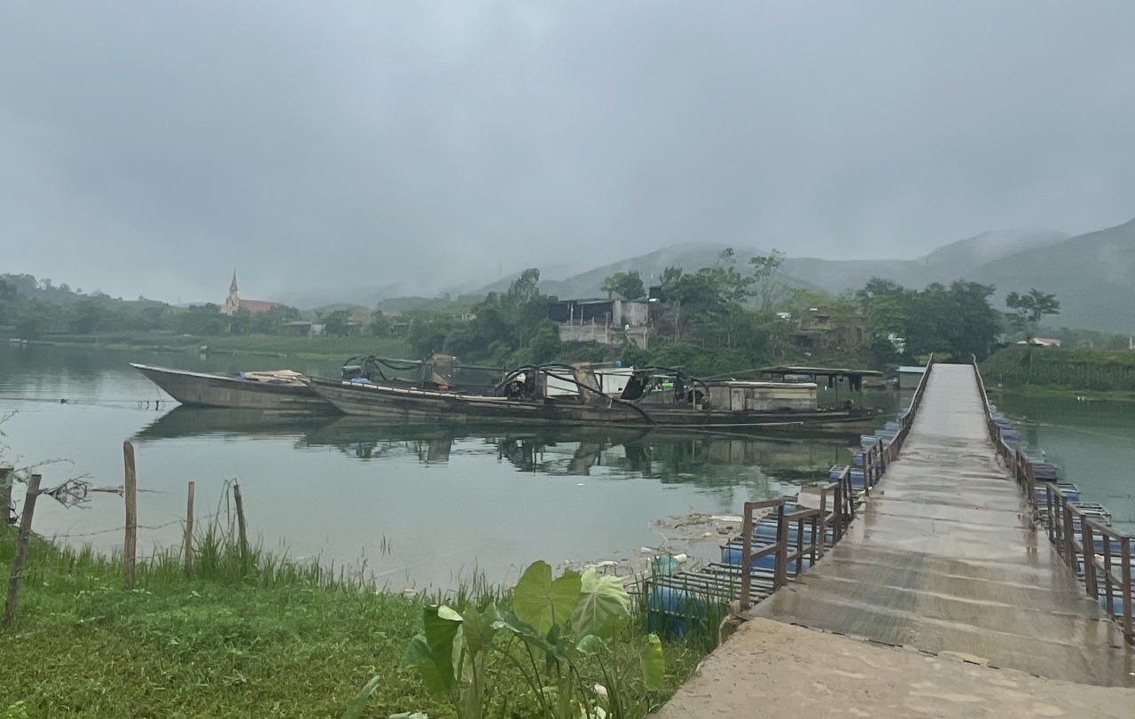 Bắt giữ hai tàu khai thác cát trái phép trong đêm ở sông Son