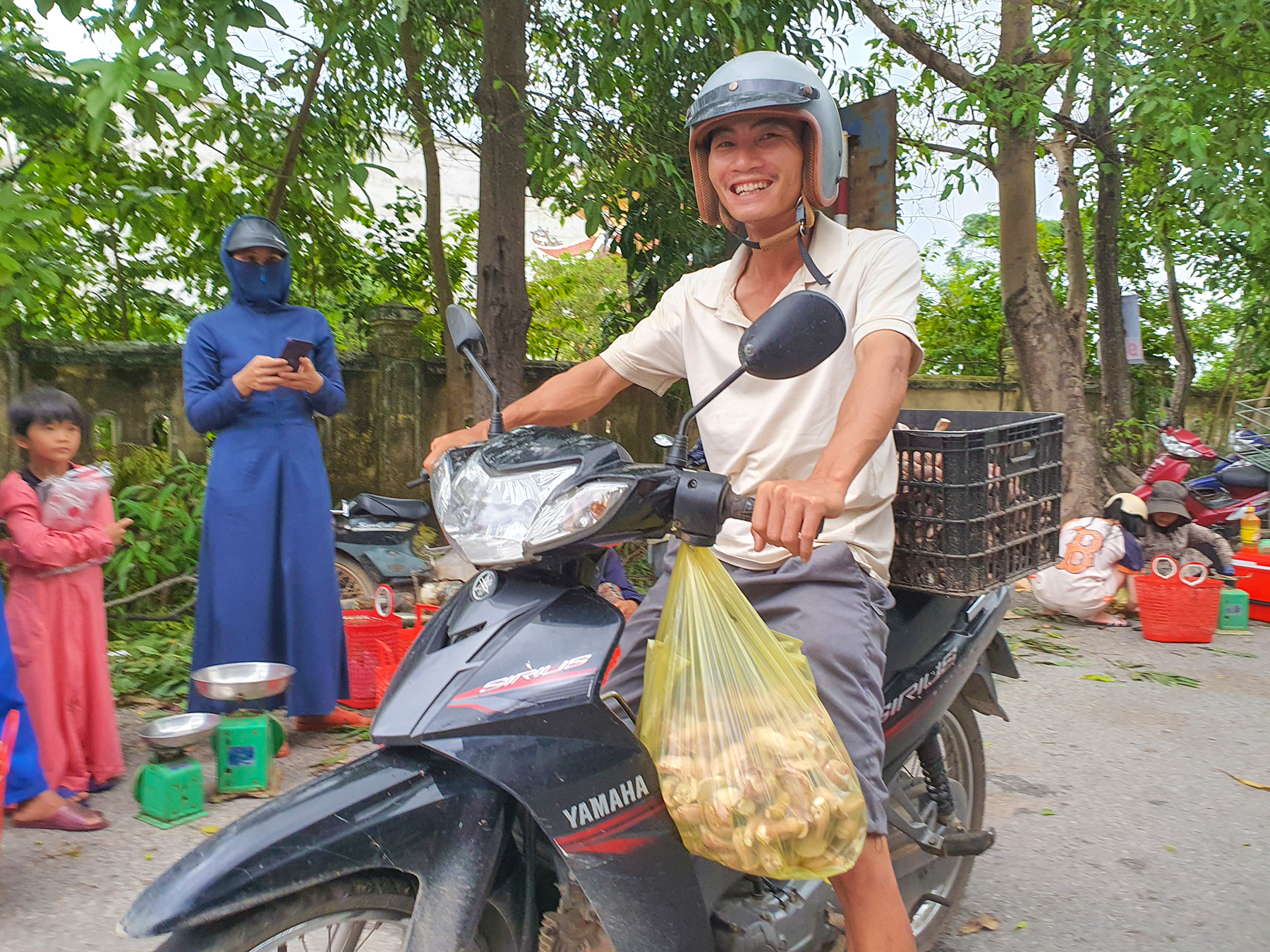 quang-binh-nguoi-dan-phan-khoi-kiem-them-thu-nhap-nho-loai-nam-troi-ban (3).jpg