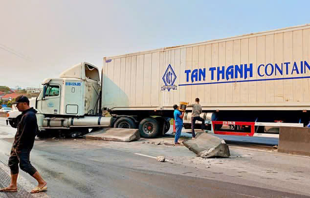 Xe container đâm dải phân cách, Quốc lộ 1A qua Quảng Bình tắc đường nhiều km