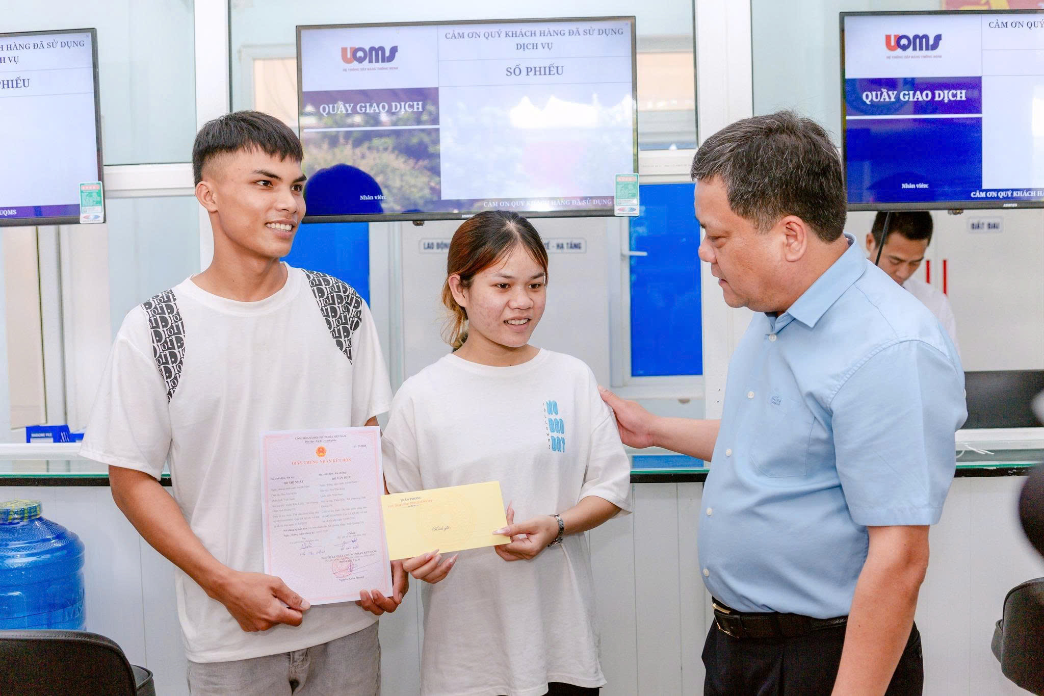 Cặp đôi đầu tiên đăng ký kết hôn ở xã mới, được Chủ tịch UBND tỉnh chúc phúc