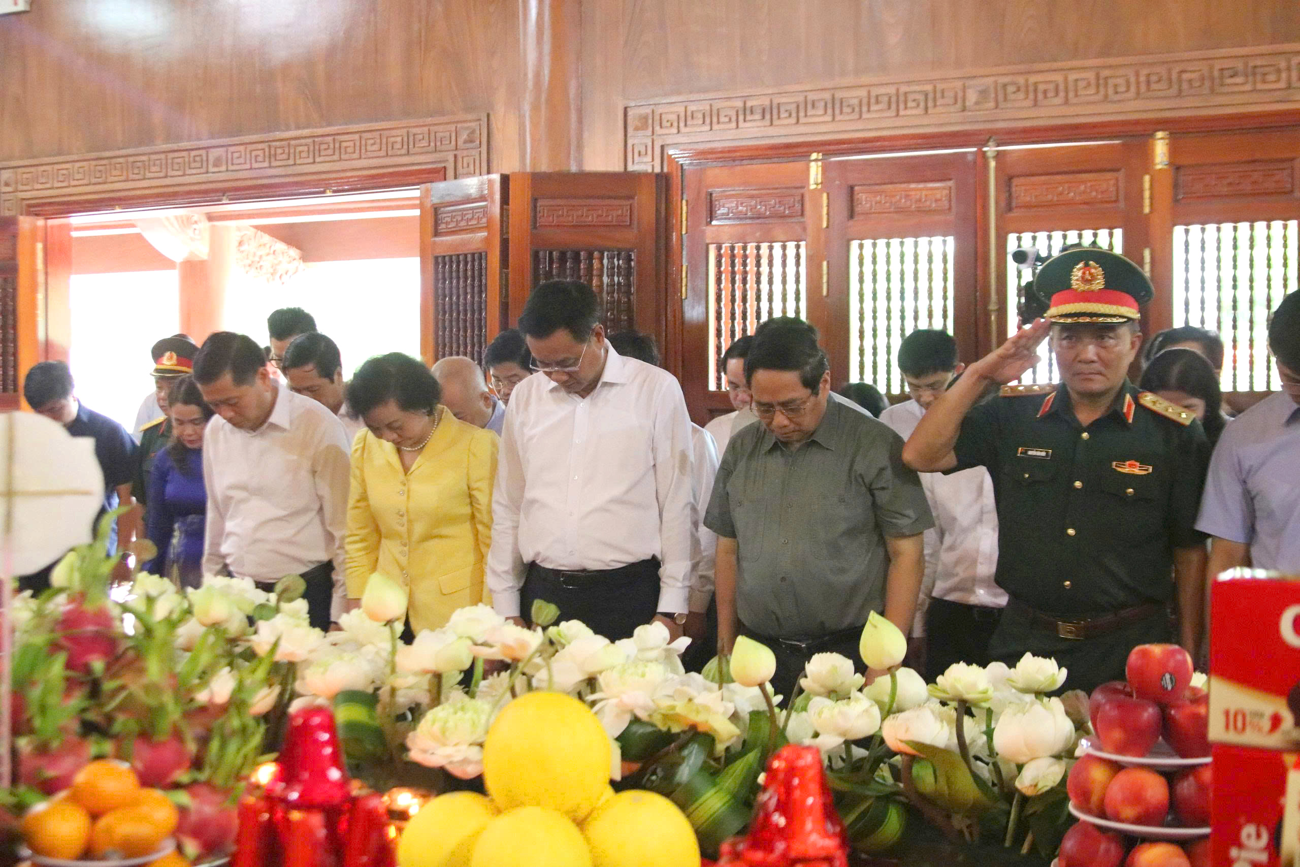 Thủ tướng Phạm Minh Chính dâng hương tại đền thờ Bác Hồ và các Anh hùng liệt sĩ