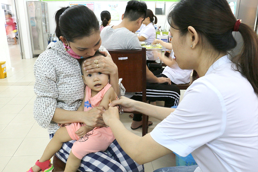 Trẻ nhỏ được gia đình đưa đi tiêm chủng vaccine