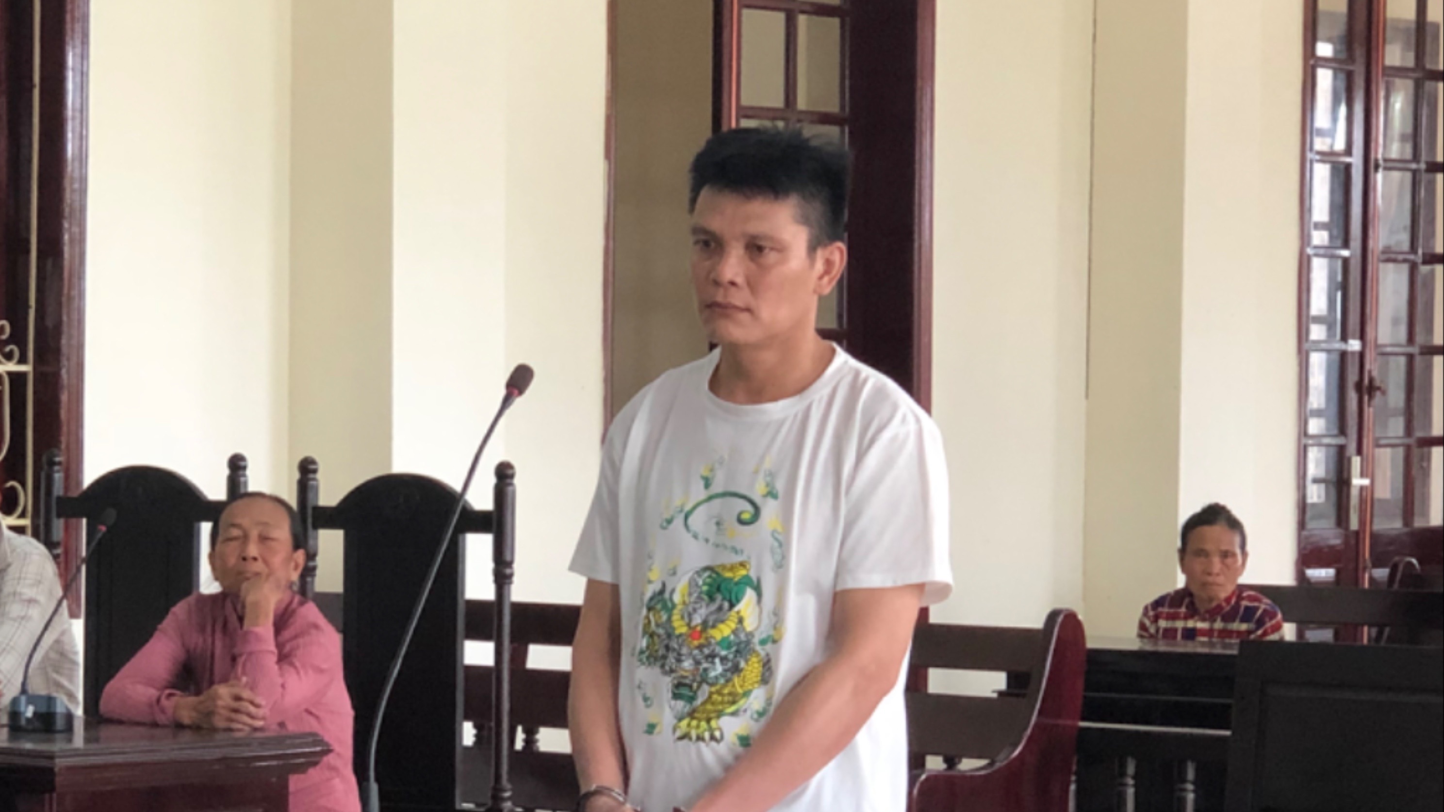 người cha chém con trai vì bị thách thức