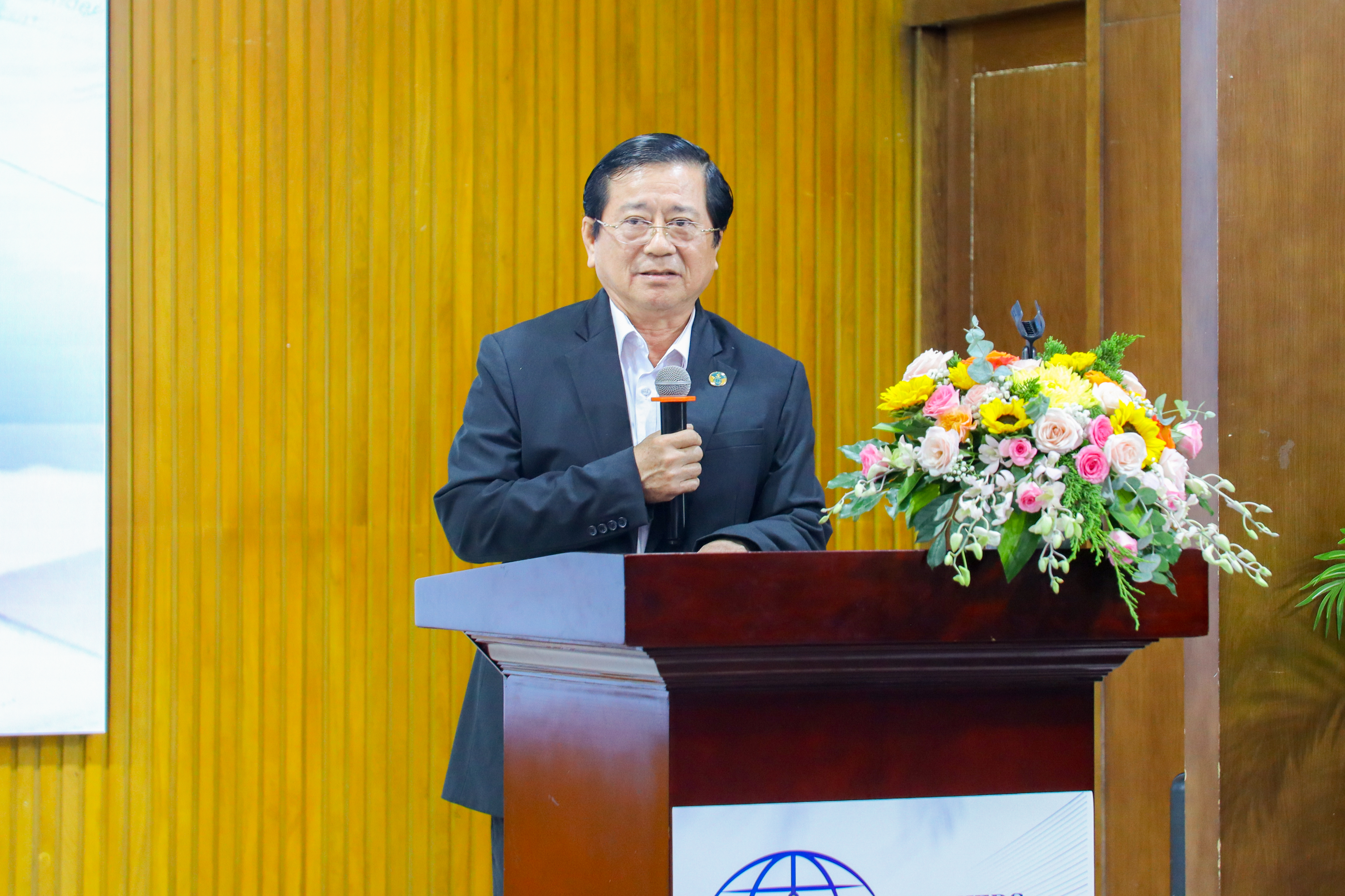 Truong-ĐH-Luat-TP.HCM-Hau.jpg