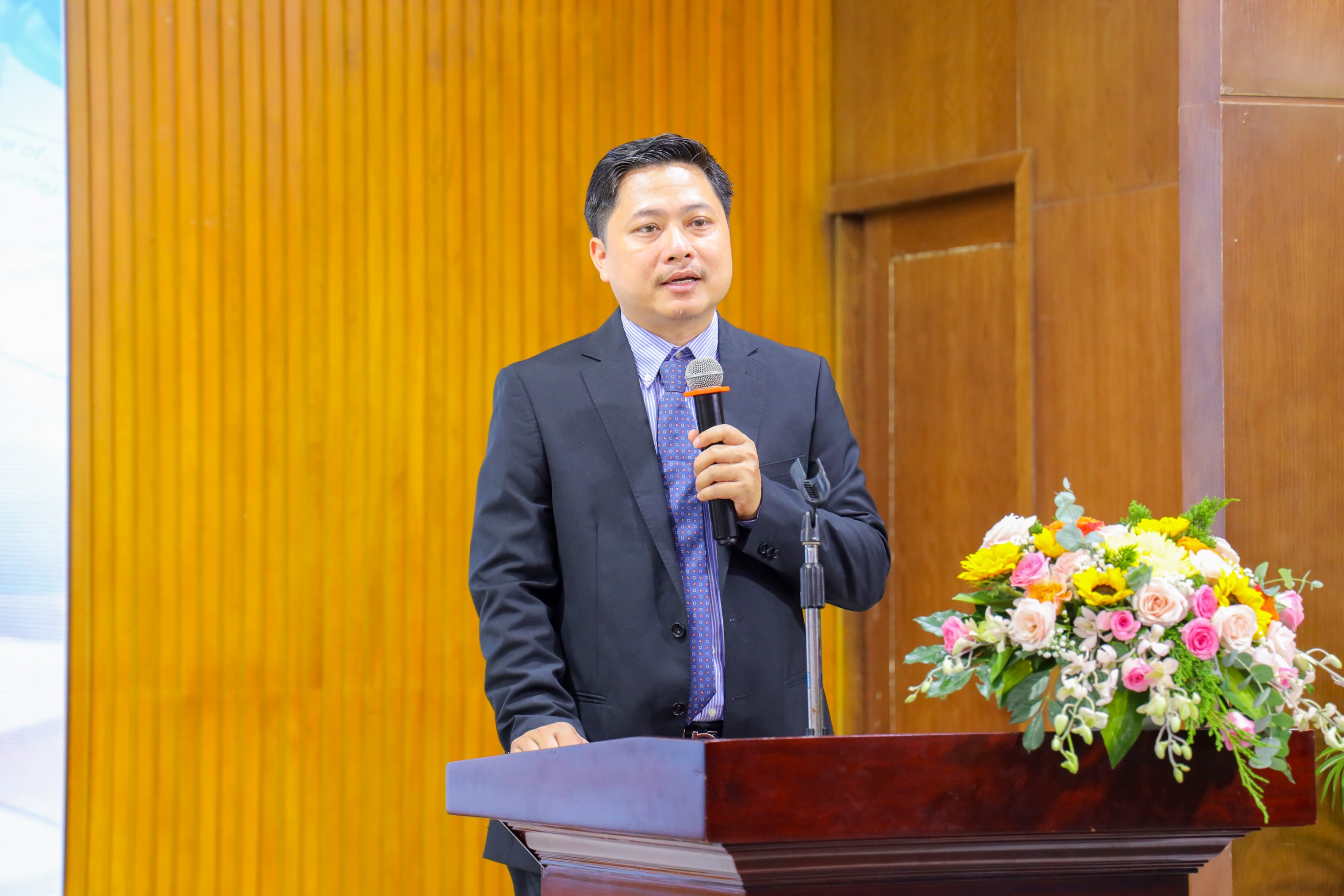 Truong-ĐH-Luat-TP.HCM-Thay-Dung.jpg