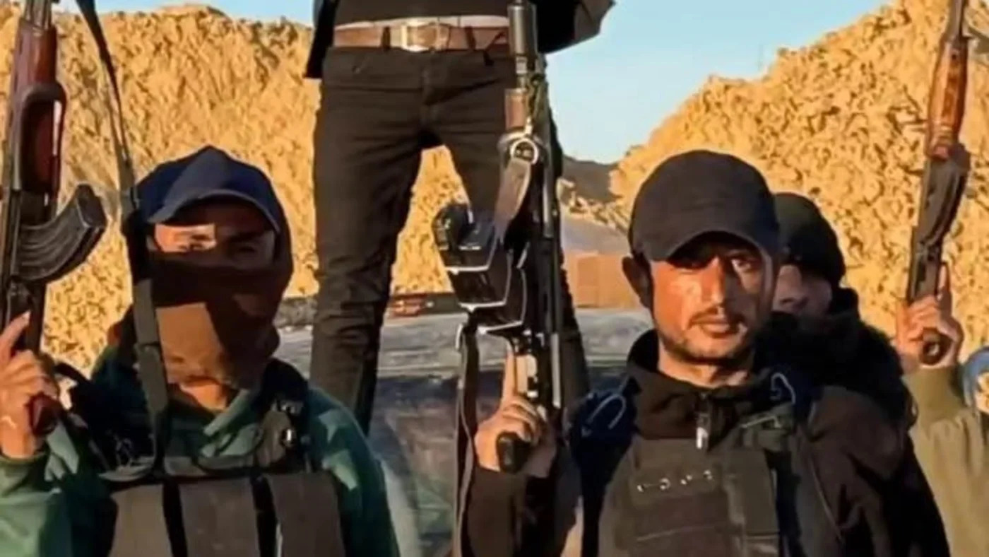 Ông Yasser Abu Shabab (phải) và thành viên Lực lượng Bình dân.jpg