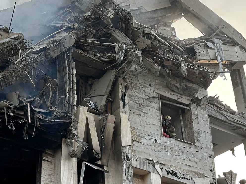 Lính cứu hỏa Iran trong một tòa nhà dân cư đổ nát. Giữa khung cảnh hoang tàn và đổ nát tại Tehran, giới trẻ Iran tìm đến nơi trú ẩn còn sót lại trên Internet.jpg