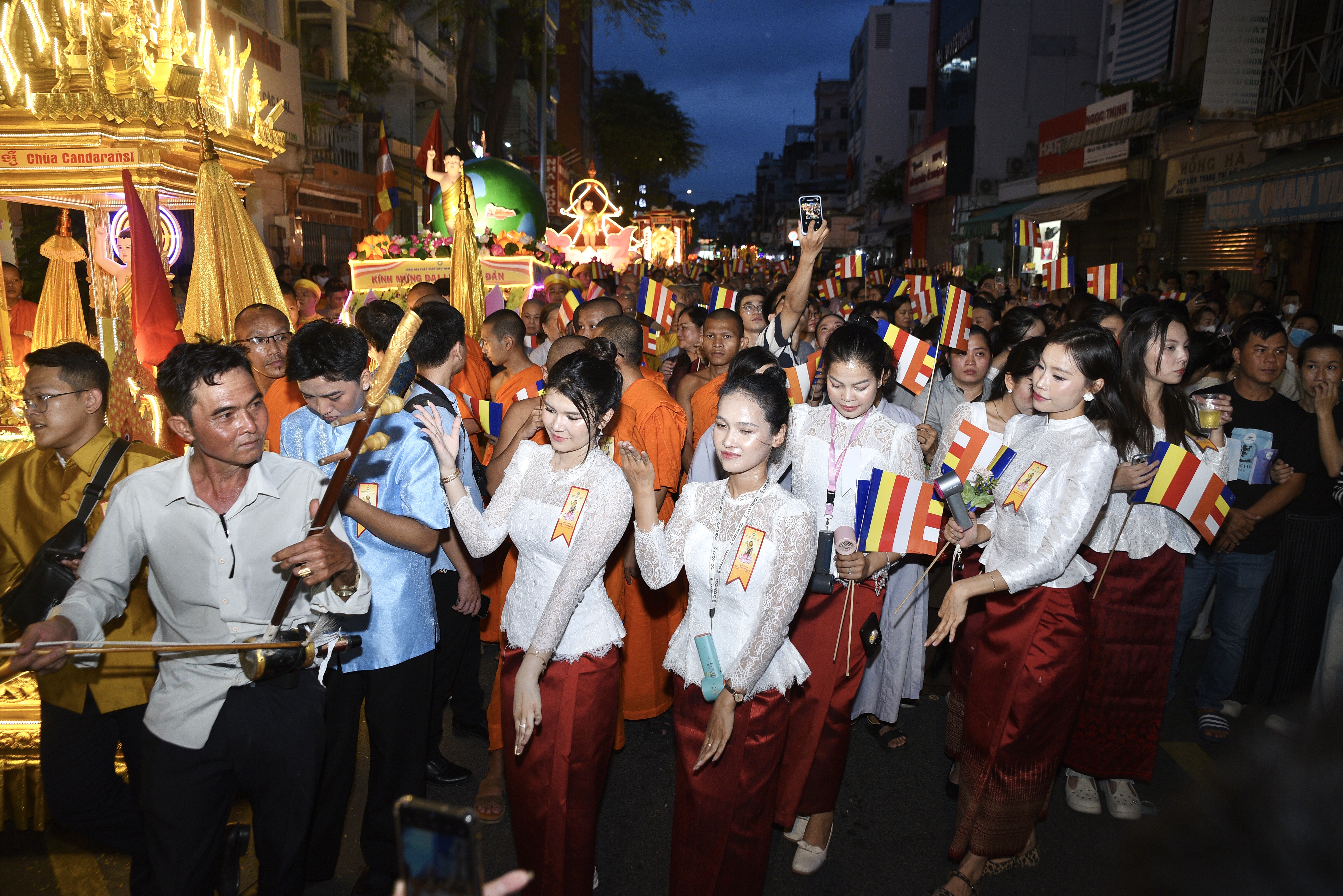Phật đản, Tôn tượng Đức Phật đản sinh, TP.HCM, chùa Ấn Quang, Việt Nam Quốc tự (24).jpg
