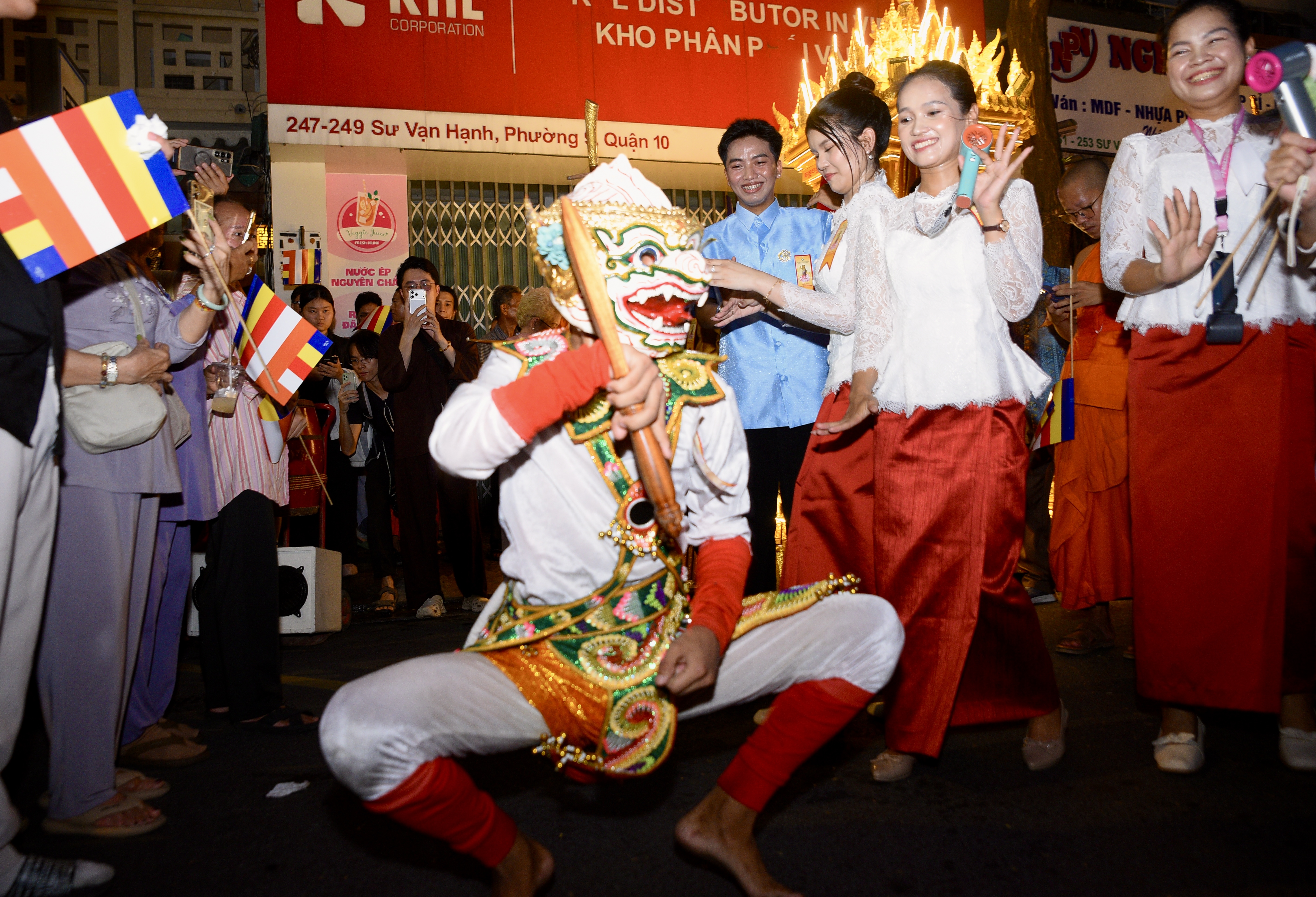 Phật đản, Tôn tượng Đức Phật đản sinh, TP.HCM, chùa Ấn Quang, Việt Nam Quốc tự (25).jpg