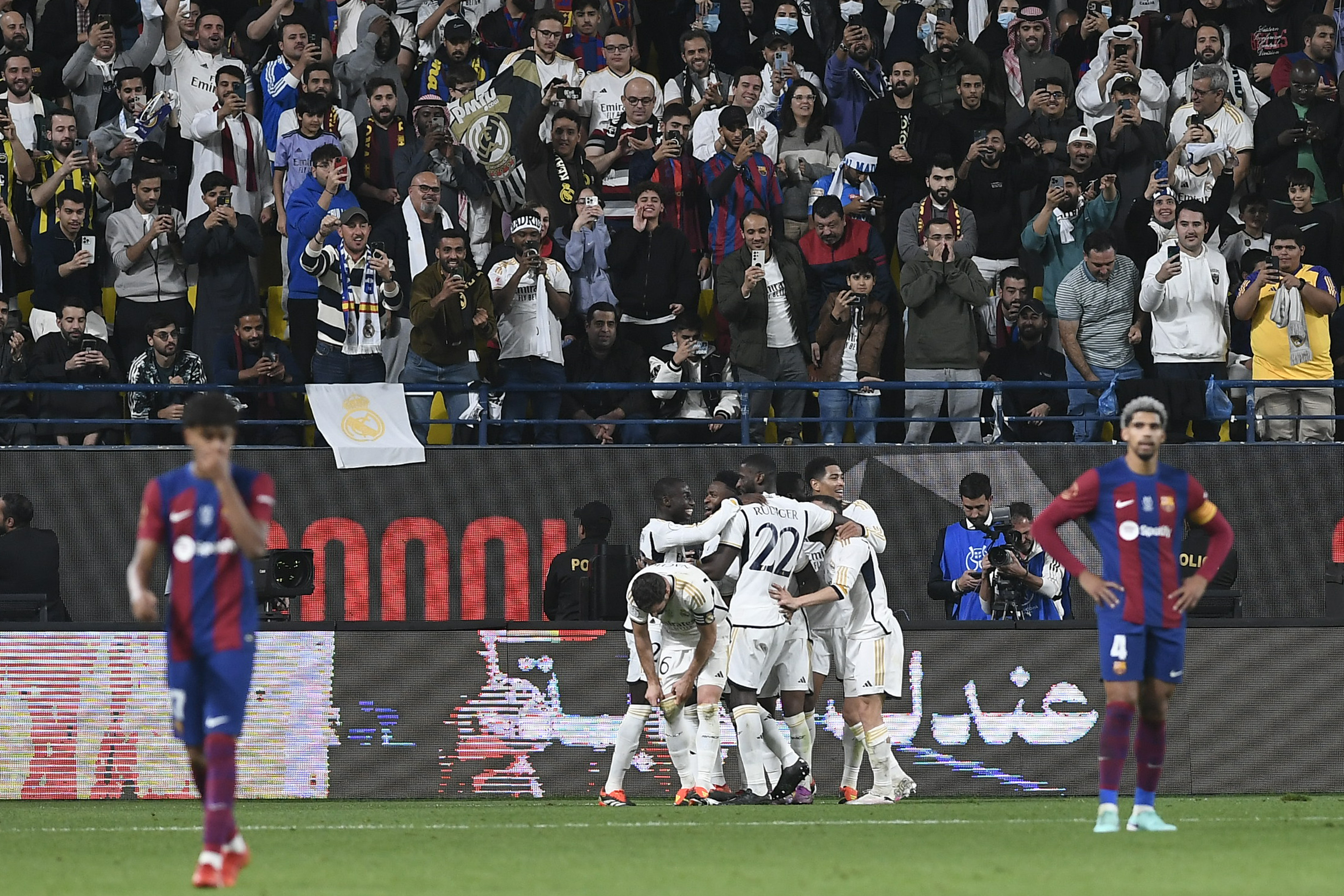 barca-sa-thai-hlv-gay-soc-va-tran-cuoi-cua-xavi (1).jpg