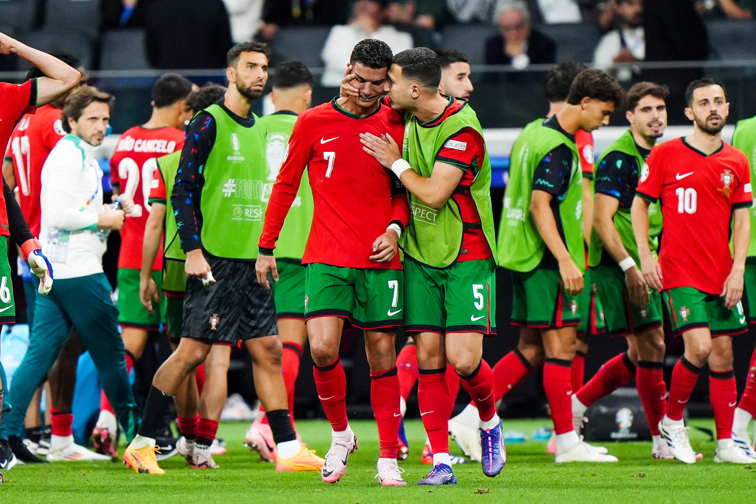 bat-mi-chuyen-dau-long-ve-nhung-giot-nuoc-mat-cua-ronaldo (2).jpg