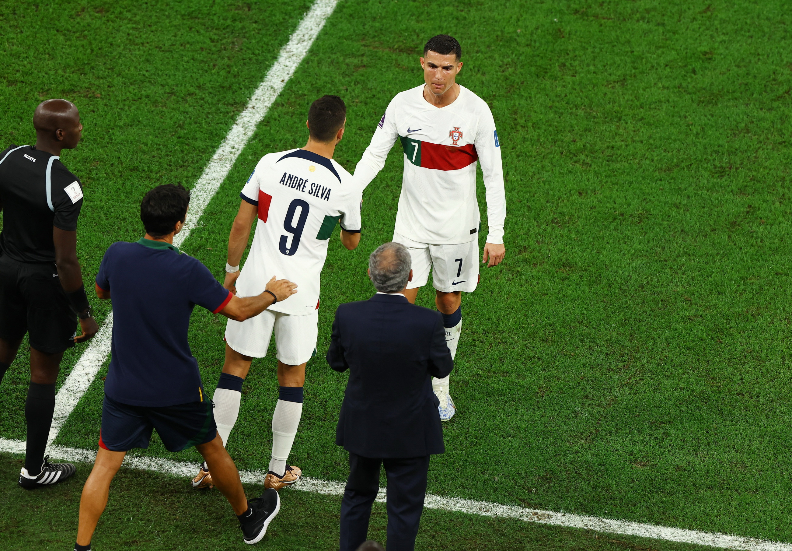 vi-sao-hlv-martinez-khong-dam-cho-ronaldo-ngoi-du-bi (2).jpg