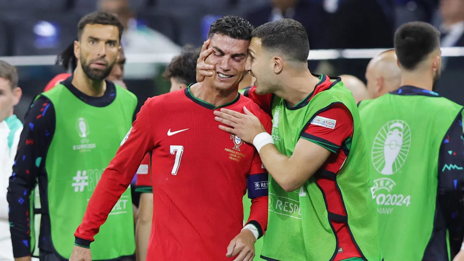vi-sao-hlv-martinez-khong-dam-cho-ronaldo-ngoi-du-bi (4).jpg