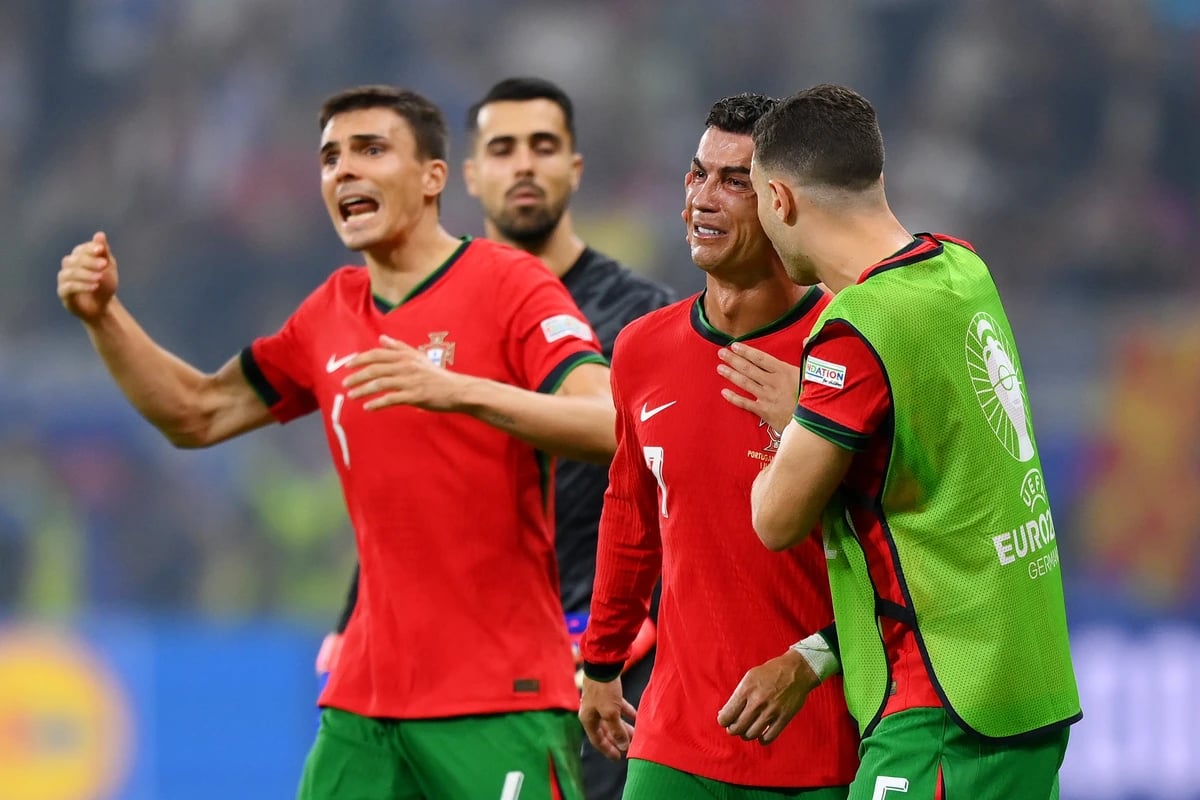 Ronaldo ngồi dự bị