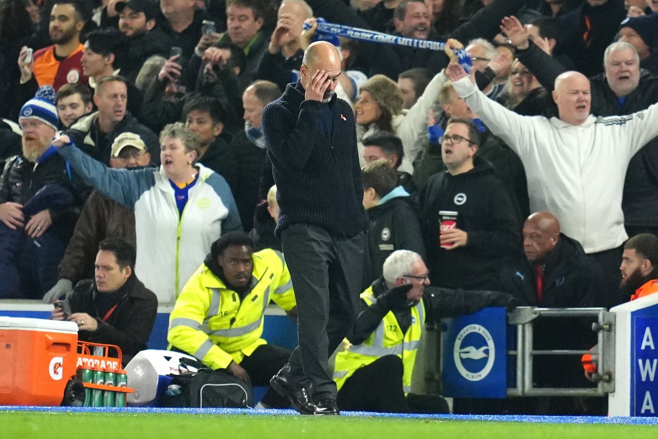 man-city-trung-so-doc-dac-tu-ban-hop-dong-moi-cua-hlv-pep-guardiola (3).jpg