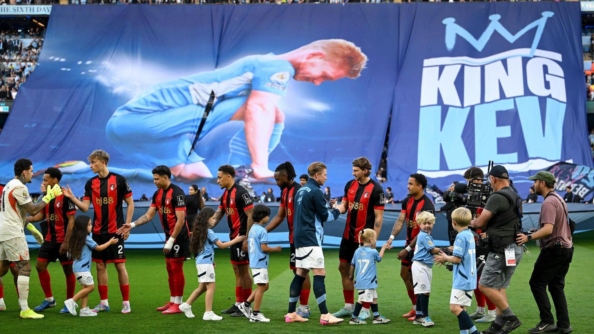 hlv-guardiola-roi-nuoc-mat-khi-chia-tay-kevin-de-bruyne (1).jpg