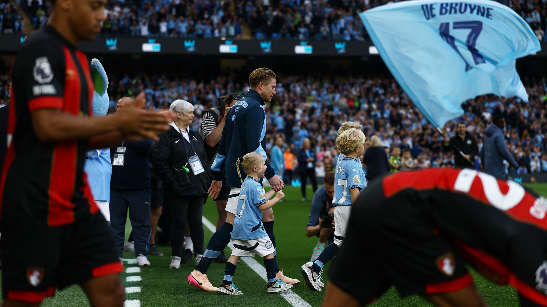 hlv-guardiola-roi-nuoc-mat-khi-chia-tay-kevin-de-bruyne (1).png
