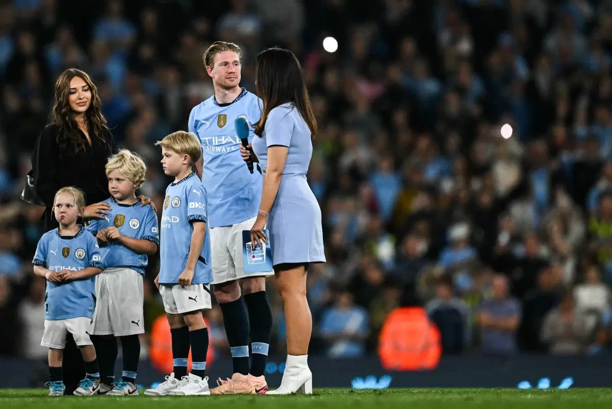 hlv-guardiola-roi-nuoc-mat-khi-chia-tay-kevin-de-bruyne (2).jpg