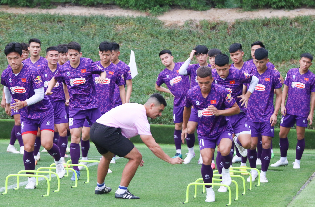bat-ngo-nguyen-filip-cong-phuong-tro-lai-tuyen-viet-nam (4).jpg