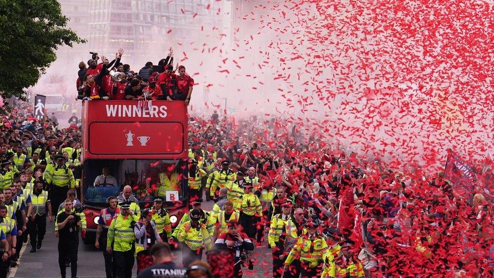 am-anh-kinh-hoang-le-mung-liverpool-vo-dich-premier-league (2).jpg