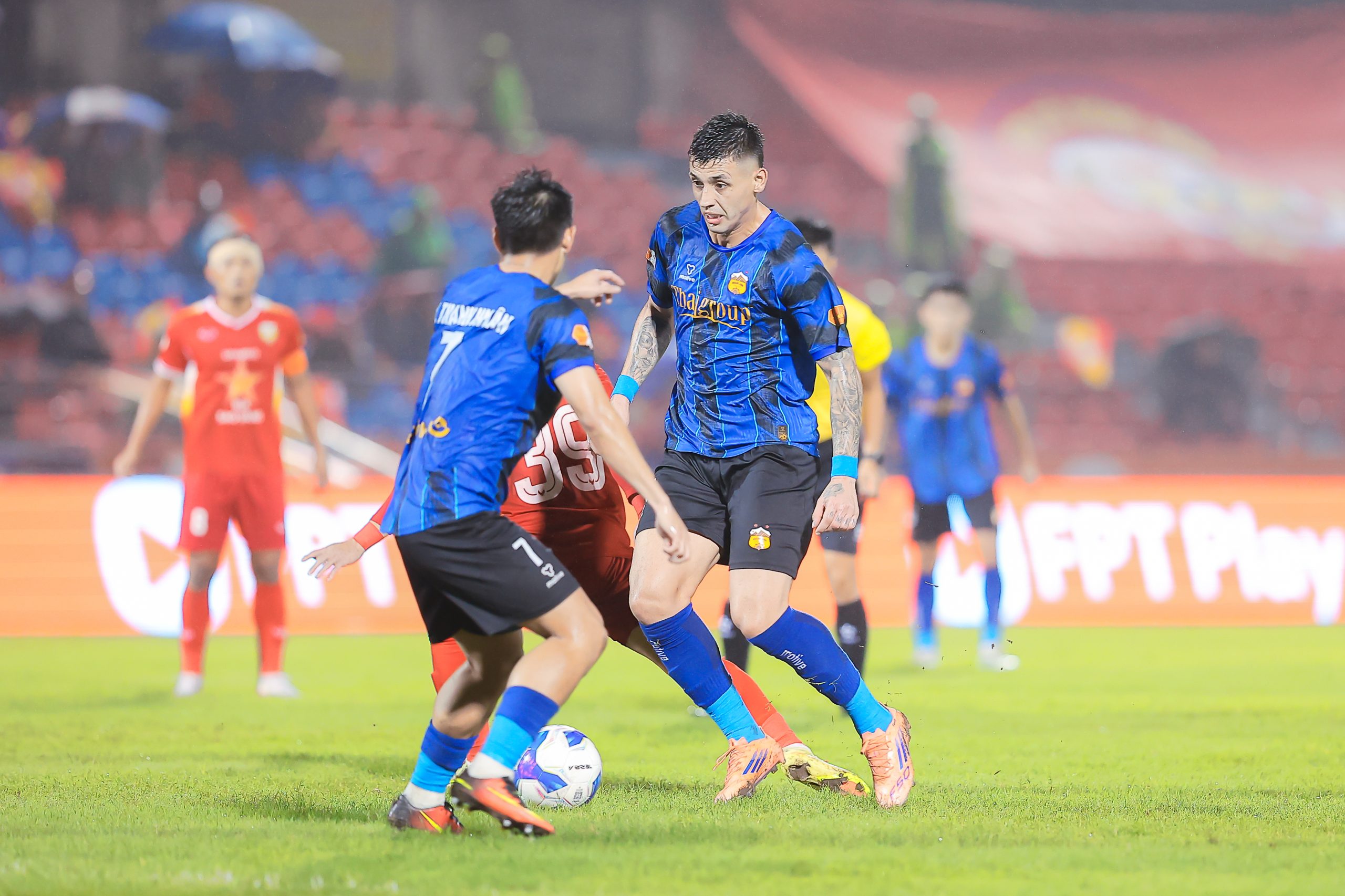 ha-gia-lai-va-thanh-hoa-lam-nguy-o-vong-11-v-league (3).jpg