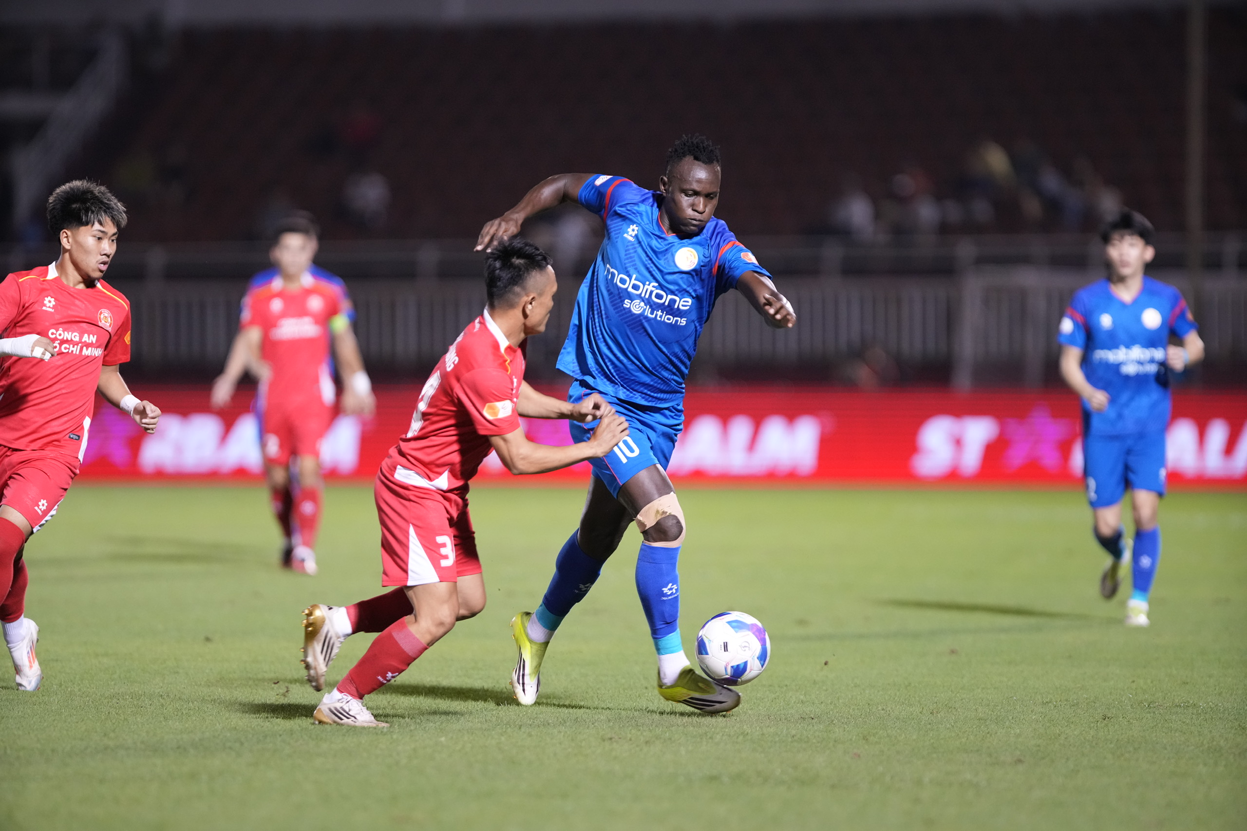 v-league-tang-suat-ngoai-binh-hai-nhieu-hon-loi (4).jpg