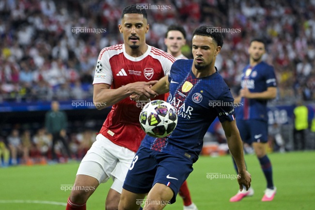 arsenal-guc-nga-bong-da-anh-om-han-truoc-nguong-lich-su (2).jpg