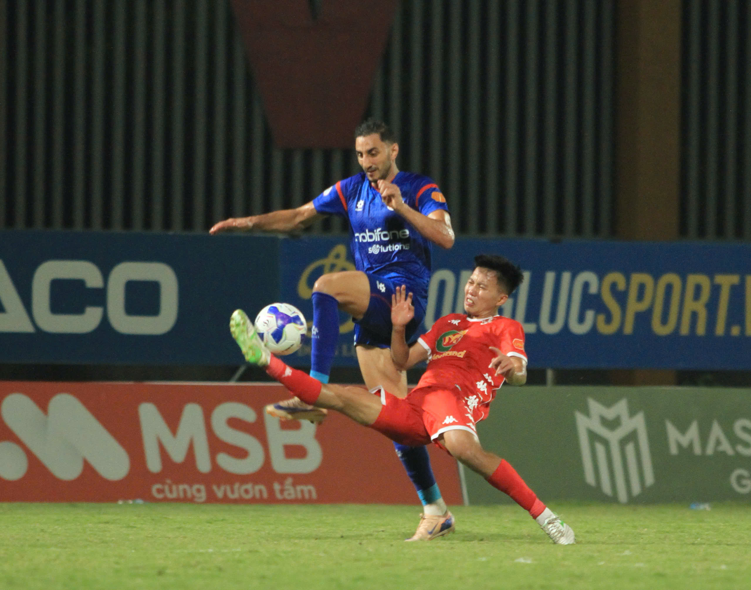 lat-leo-dua-tru-hang-o-vong-cuoi-v-league (2).jpg