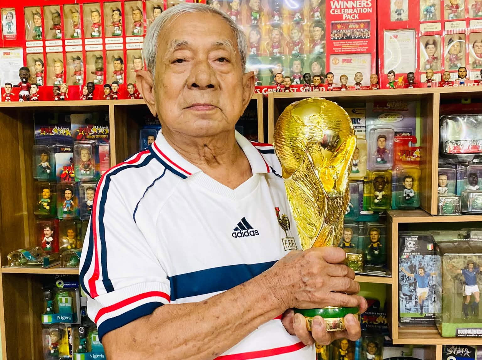 chang-trai-36-tuoi-tran-duc-tuan-va-bo-suu-tap-bong-da-co-1-0-2 (11).jpg