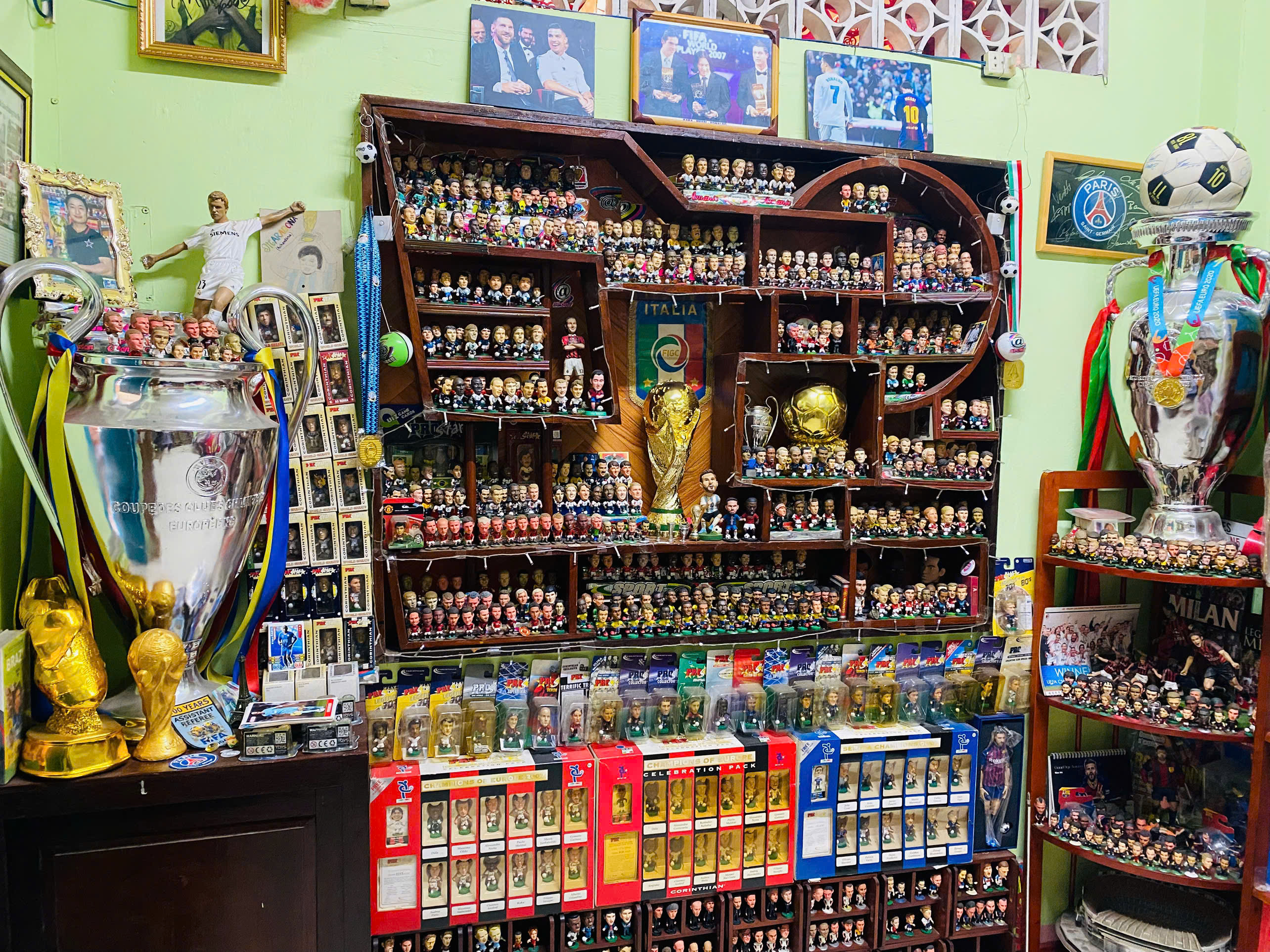 chang-trai-36-tuoi-tran-duc-tuan-va-bo-suu-tap-bong-da-co-1-0-2 (26).jpg