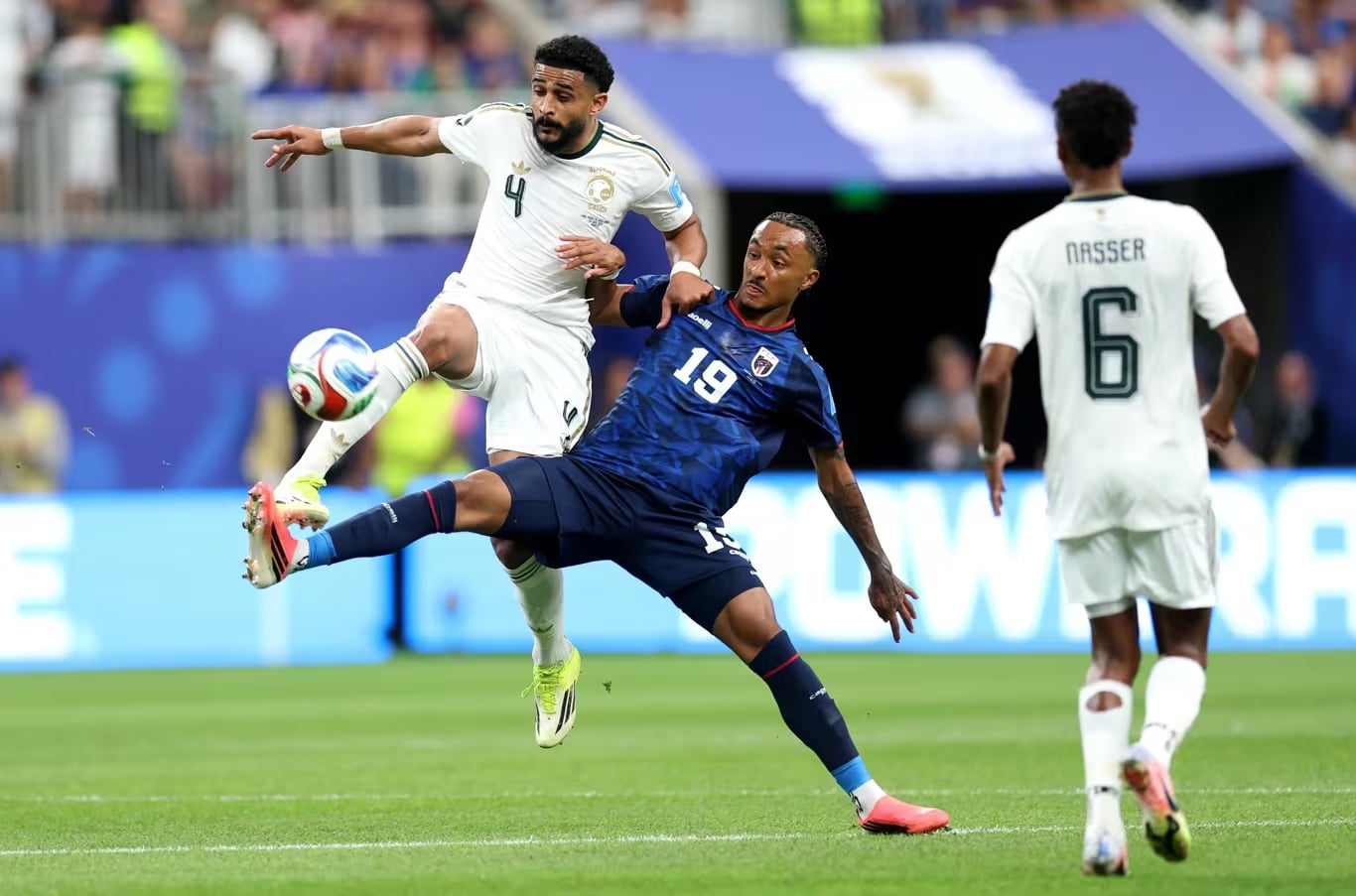 dang-cay-chau-a-o-san-choi-lon-world-cup (5).jpg