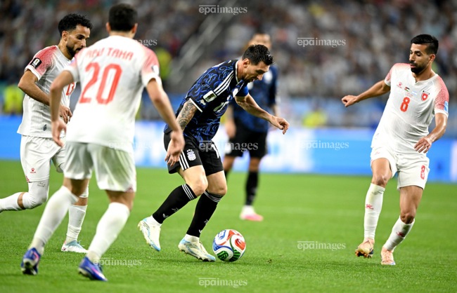 messi-sut-phat-ket-lieu-doi-thu-argentina-day-uy-luc (2).jpg