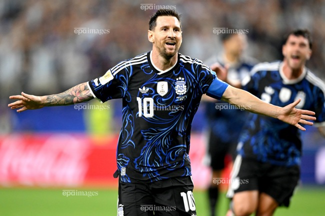 messi-sut-phat-ket-lieu-doi-thu-argentina-day-uy-luc (3).jpg