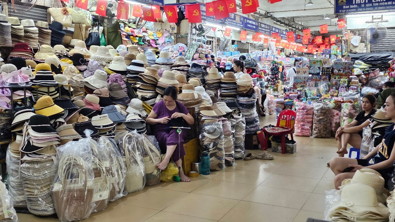 Hộ kinh doanh tại chợ Đồng Xuân (Hà Nội) loay hoay với quy định về xuất hoá đơn điện tử.