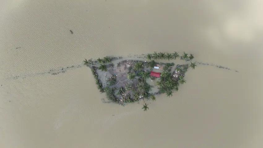 Một khu nhà trong thôn Phú Khê 2, xã Hòa Xuân (tỉnh Đắk Lắk) vẫn bị cô lập do mưa lũ. Ảnh: HẢI NHẬT YÊN