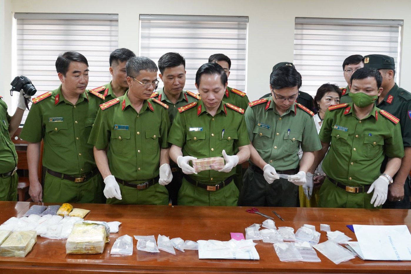 Cảnh sát đồng loạt tấn công đường dây mua bán trái phép chất ma túy sử dụng súng -3.jpg