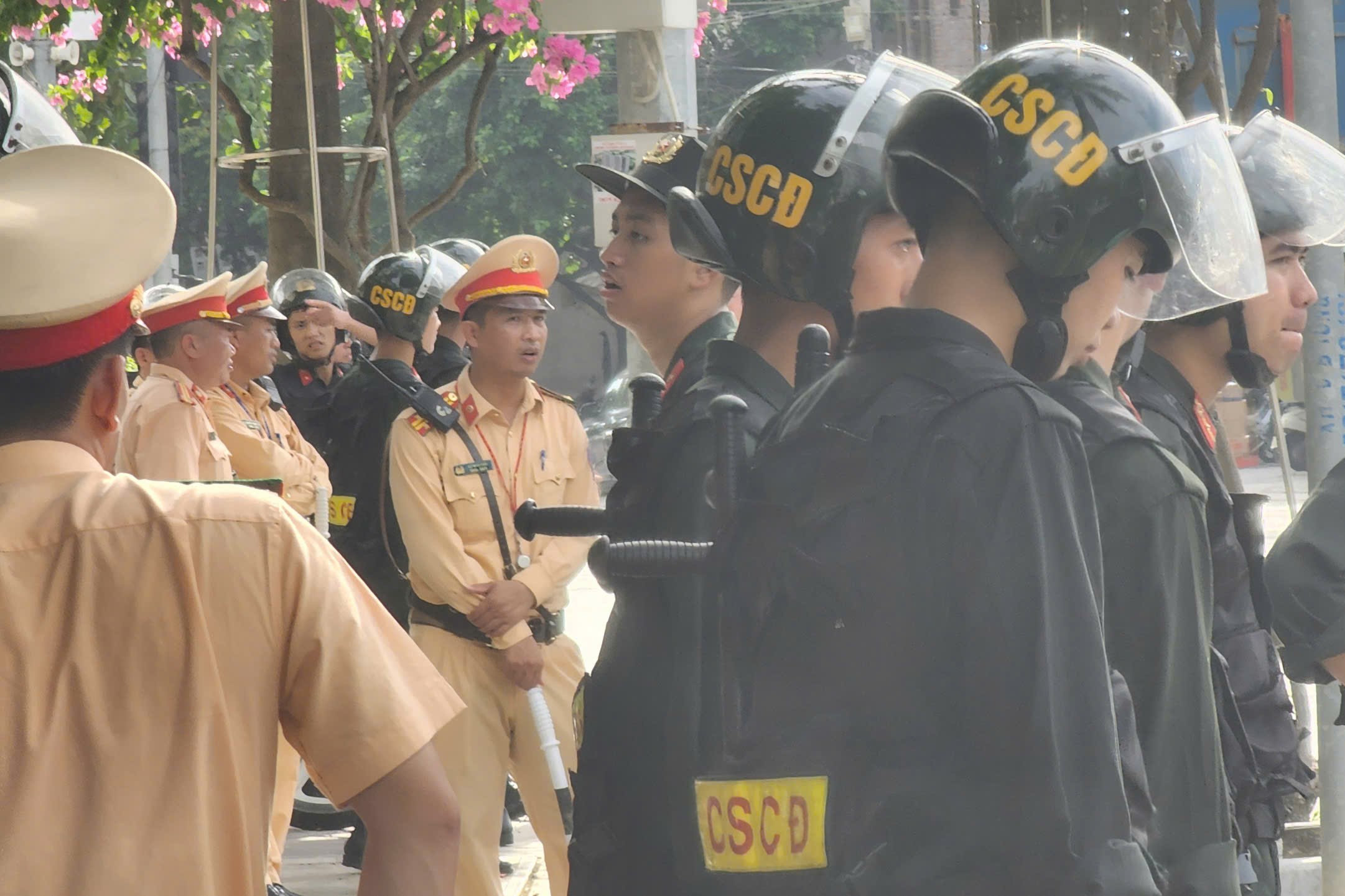 Hàng chục cảnh sát khám xét dinh thự trắng ở Thanh Hóa - .jpg