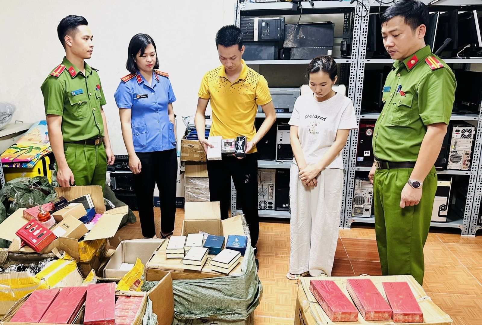 Triệt xóa đường dây giả mạo hàng loạt các thương hiệu nước hoa nổi tiếng trên thế giới-.jpg