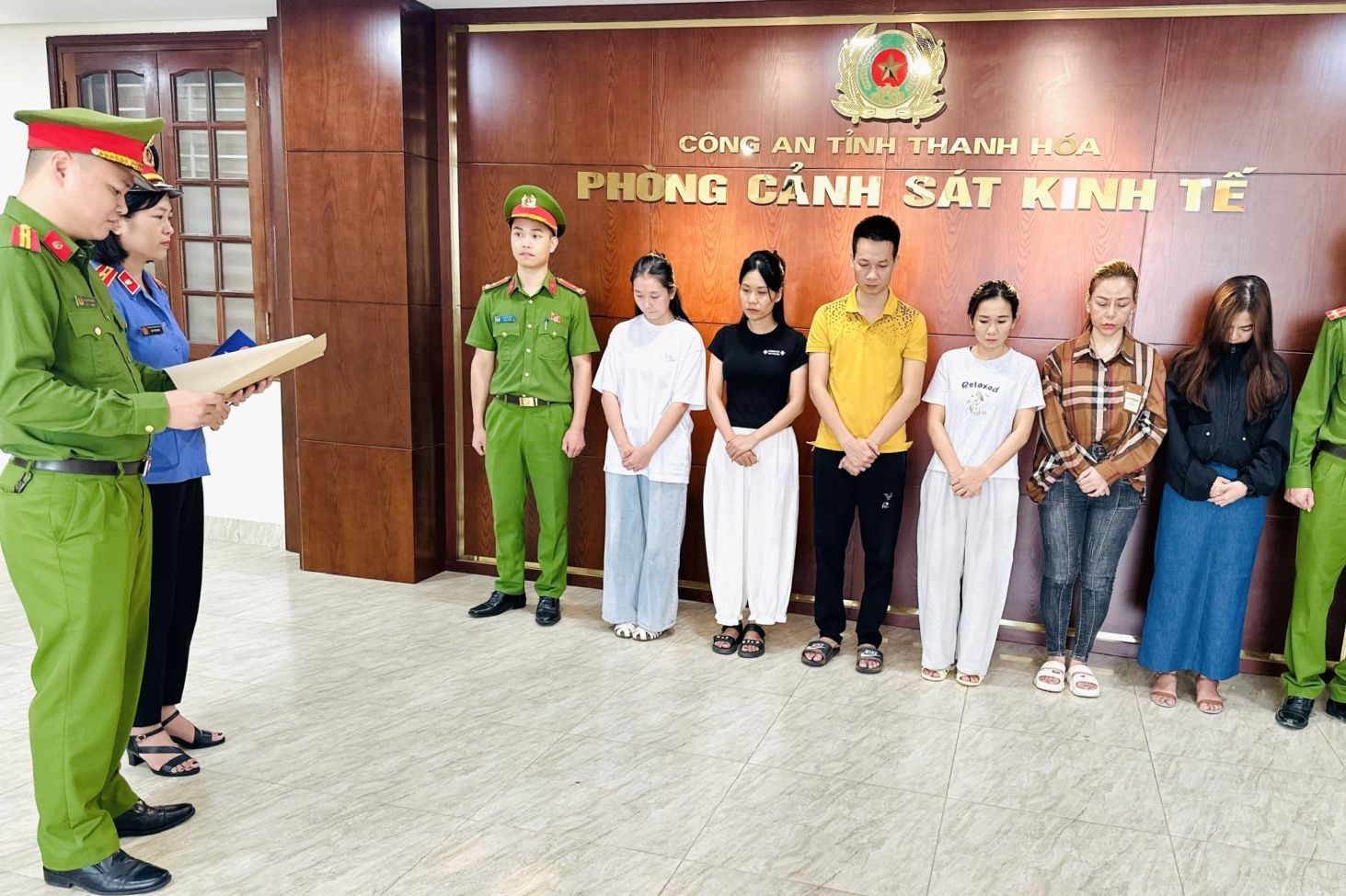 Triệt xóa đường dây giả mạo hàng loạt các thương hiệu nước hoa nổi tiếng trên thế giới-4.jpg
