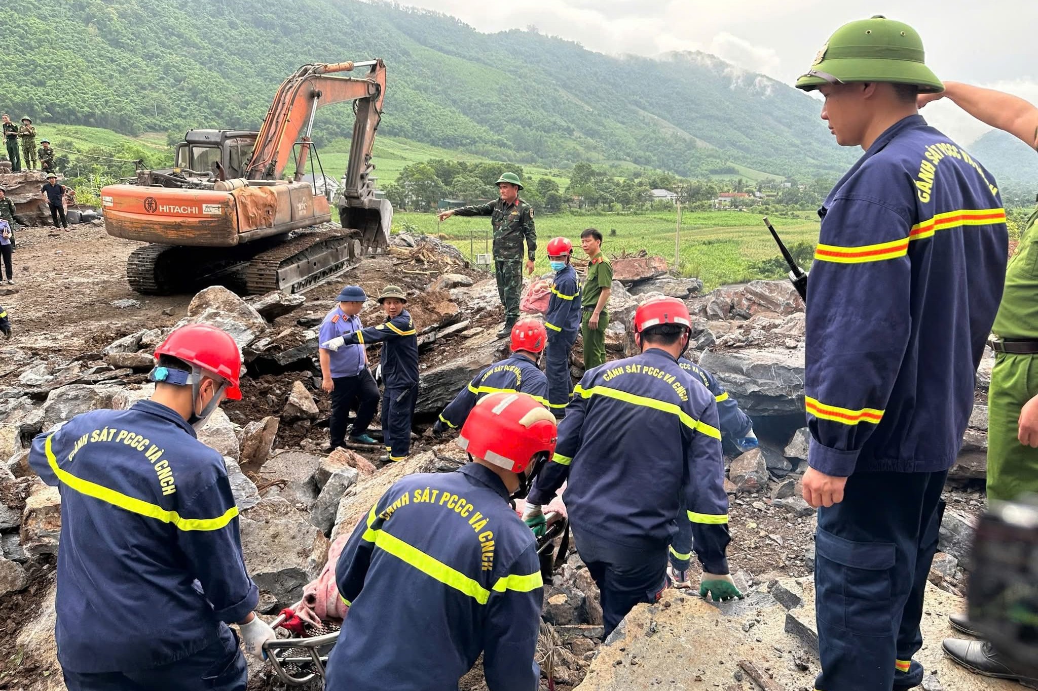 Hiện trường vụ sạt lở đá khiến 3 người tử vong ở Thanh Hóa10.jpg